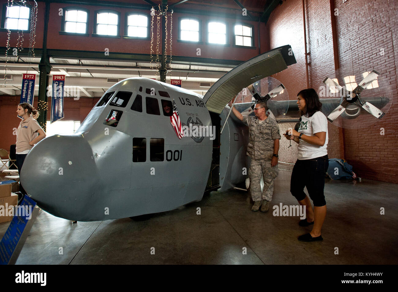 Senior Master Sgt. Gary Dunlap, NCOIC del volo a propulsione nel Kentucky Air National Guard la 123ª Squadriglia di manutenzione, mostra off dell'unità Mini C-130 per gli appassionati di baseball durante il Louisville Bats-Syracuse Chiefs gioco Maggio 28, 2012, in campo Slugger in Louisville, KY. La Mini C-130 è una replica in scala ridotta della sua airborne Big Sister, la C-130 Hercules aeromobili cargo volato da uomini e donne di Louisville-basato 123Airlift Wing.Sebbene incapace di volo, il Mini C-130's realistico in lamiera di acciaio ed il telaio di caratteristiche di costruzione di eliche di lavoro, un funzionale cargo door, UHF rad Foto Stock