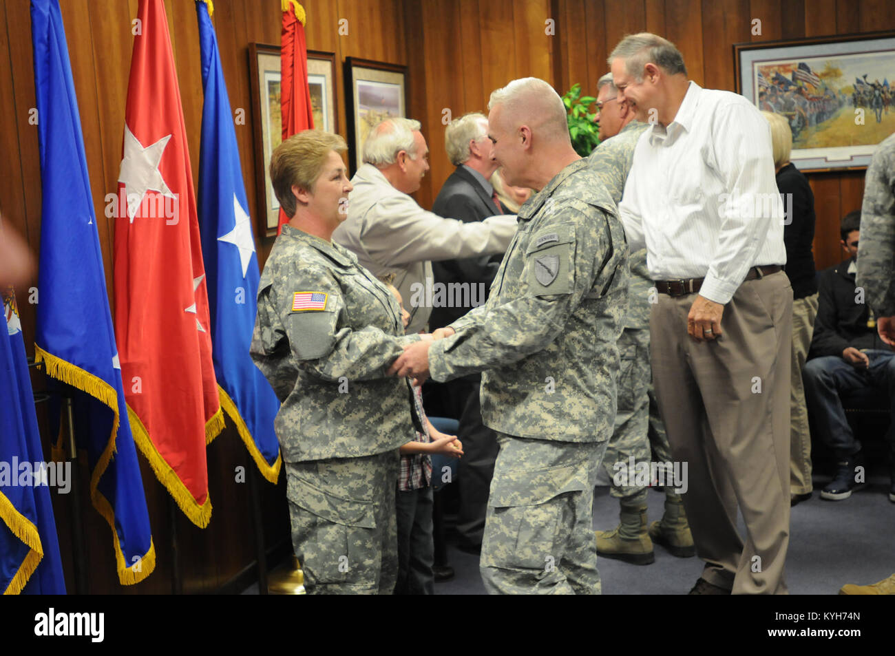 Sgt. Il Mag. Pat Copas è promosso al rango di comando sergente maggiore durante una cerimonia di promozione a Boone Guardia Nazionale nel centro di Francoforte, Ky., il 31 ottobre 2012. (KYNG foto di Sgt. Scott Raymond) Foto Stock
