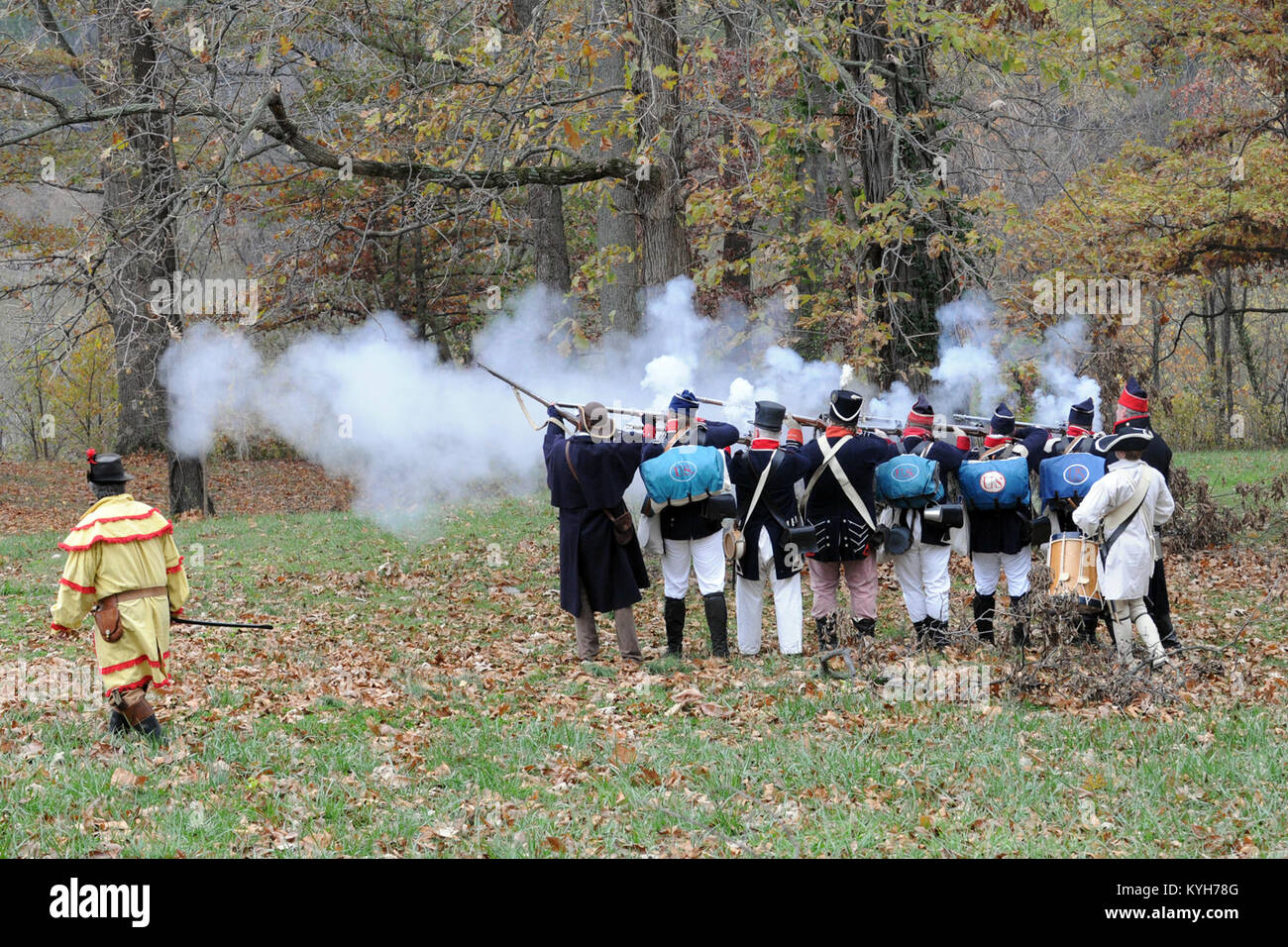 La guerra del 1812 re-enactors partecipare ad una simulazione di battaglia durante la Muster sull'accampamento di Wabash a Vincennes, Ind. nov. 3-4, 2012. (KYNG foto di Sgt. Scott Raymond) Foto Stock