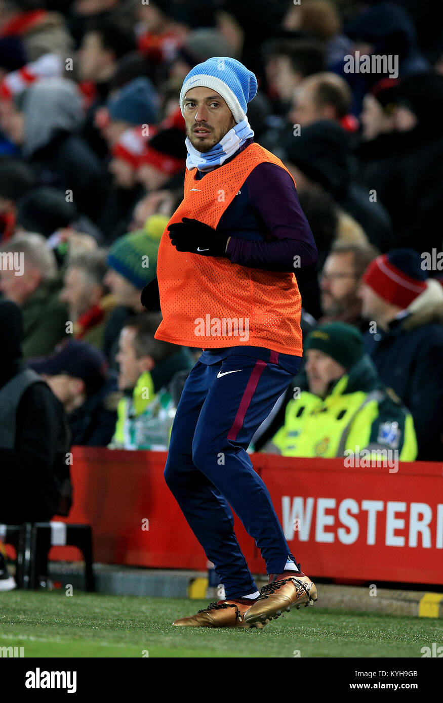 David Silva di Manchester City si riscalda durante la partita della Premier League ad Anfield, Liverpool. PREMERE ASSOCIAZIONE foto. Data immagine: Domenica 14 gennaio 2018. Vedi PA storia CALCIO Liverpool. Il credito fotografico dovrebbe essere: Peter Byrne/PA Wire. RESTRIZIONI: Nessun utilizzo con audio, video, dati, elenchi di apparecchi, logo di club/campionato o servizi "live" non autorizzati. L'uso in-match online è limitato a 75 immagini, senza emulazione video. Nessun utilizzo nelle scommesse, nei giochi o nelle pubblicazioni di singoli club/campionati/giocatori. Foto Stock