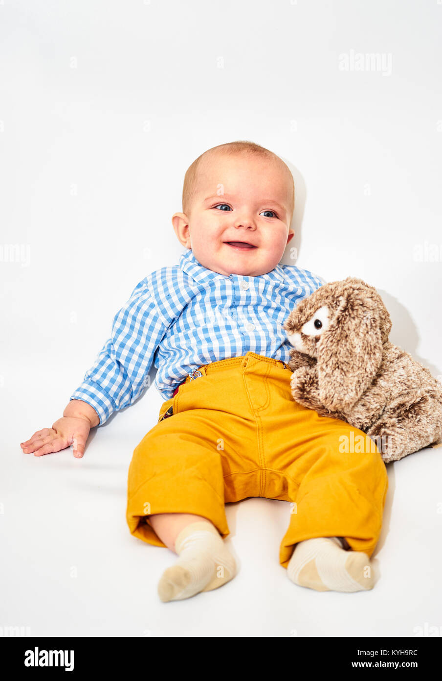 Sorridente baby boy con bunny toy Foto Stock