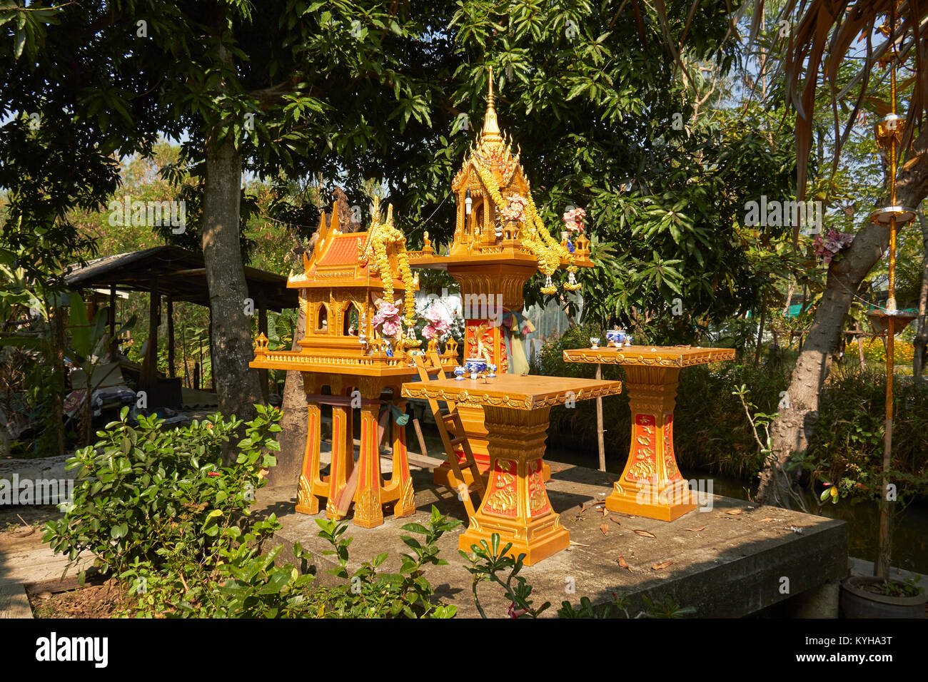 Santuario buddista, Klong Lad Mayům Mercato Galleggiante di Bangkok, Tailandia Foto Stock