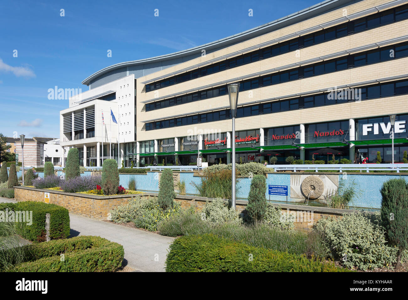 Il Centro Civico, i giardini d'acqua, il collegio di piazza, Harlow, Essex, Inghilterra, Regno Unito Foto Stock