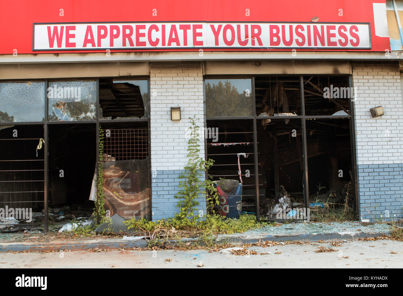 Atlanta, GA, Stati Uniti d'America - 23 Settembre 2017: un segno a leggere 'Apprezziamo il vostro business" si siede sopra un vandalizzato, bruciato e abbandonato il business. Foto Stock