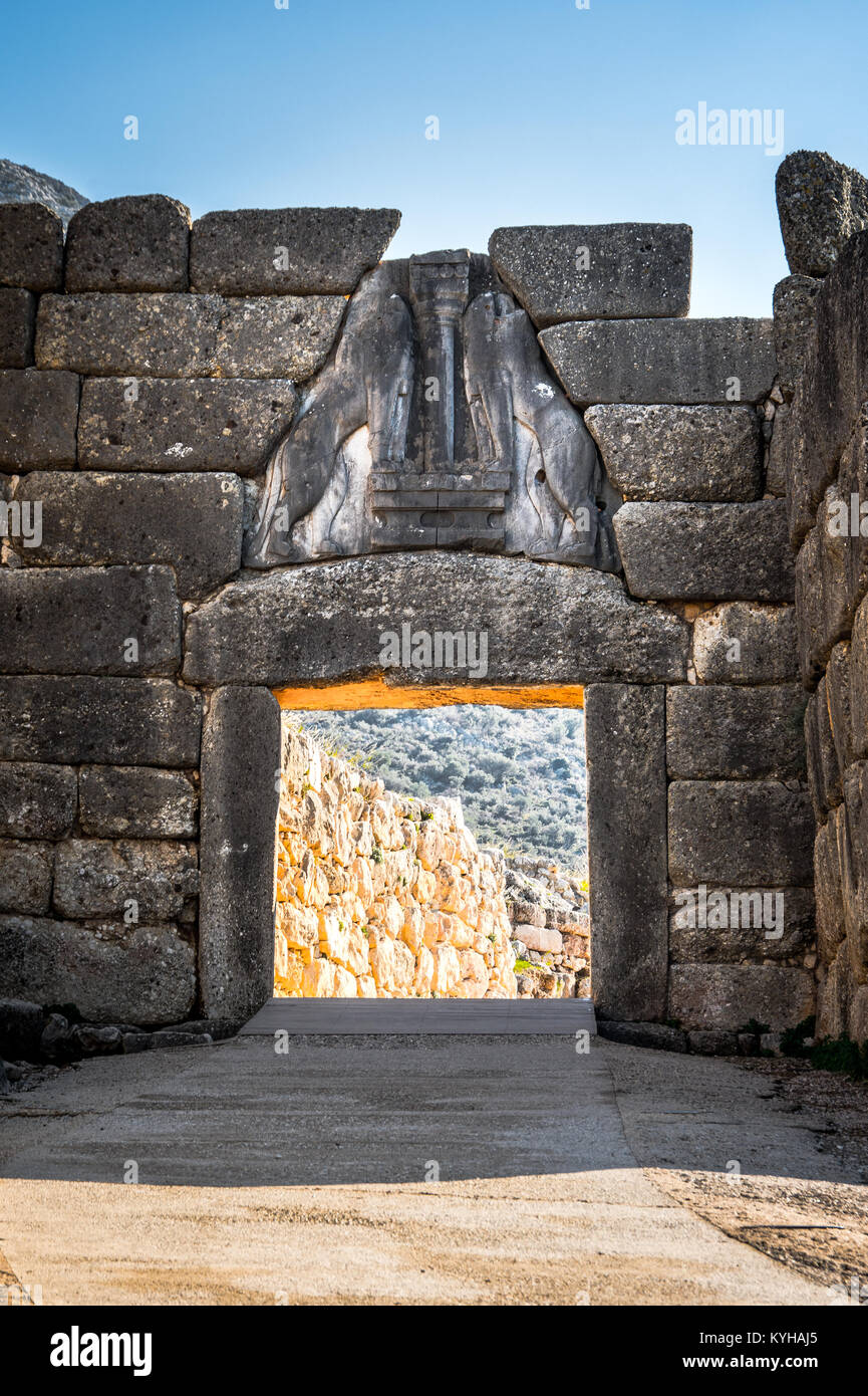 Il sito archeologico di Micene vicino al villaggio di Mykines, con antiche tombe, pareti gigante e il famoso Cancello dei Leoni, Peloponneso, Grecia Foto Stock