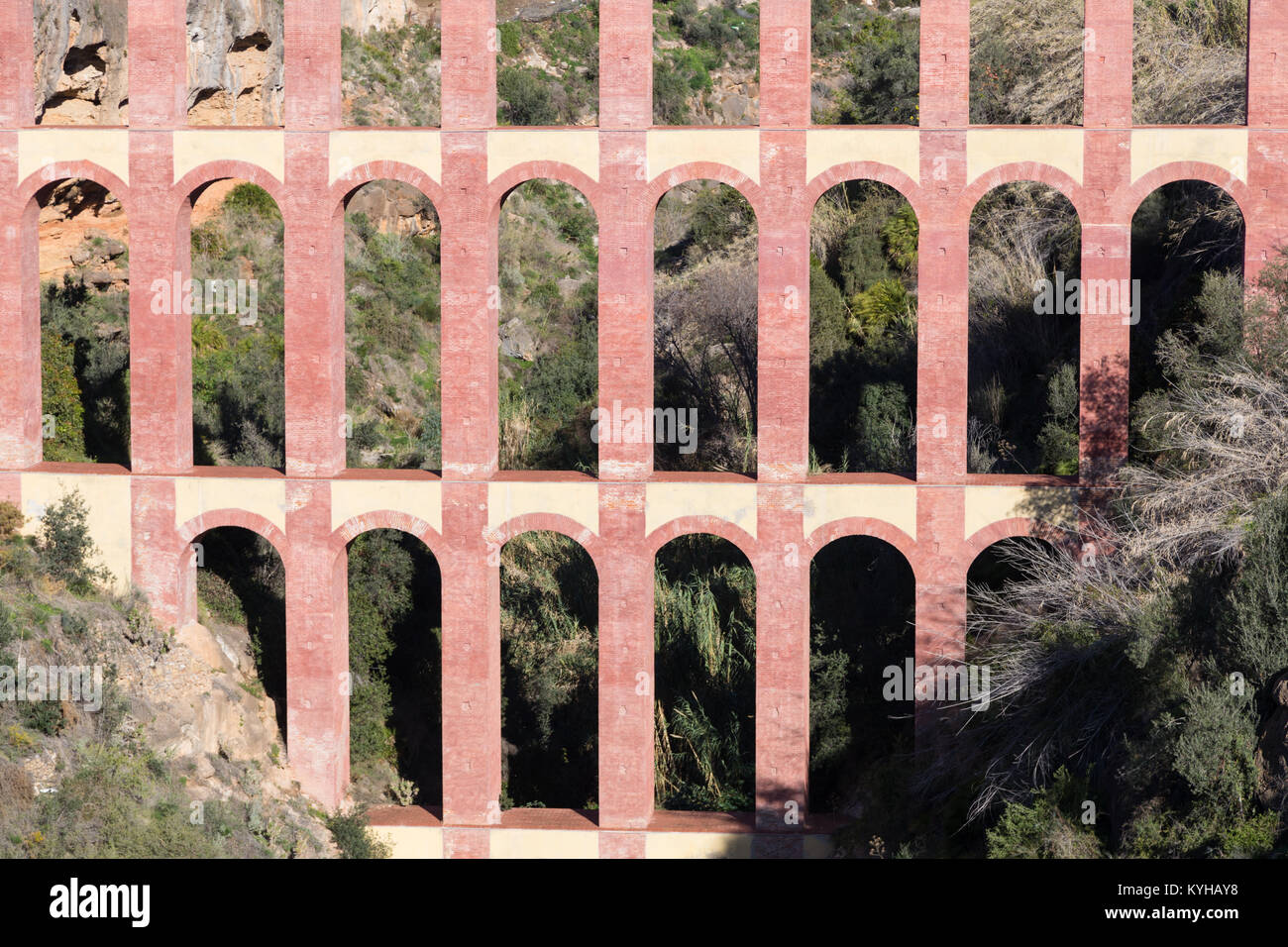 Eagle acquedotto, un XIX secolo acquedotto del Barranco de la Coladilla de Cazadores, Nerja, Malaga, Spagna. Foto Stock