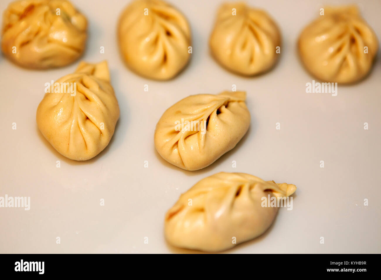 Momos, un tibetano piatto che è stato adottato come una prelibatezza Nepalese. Il momo è un tipo di riempito di gnocco che è vaporizzato. Foto Stock