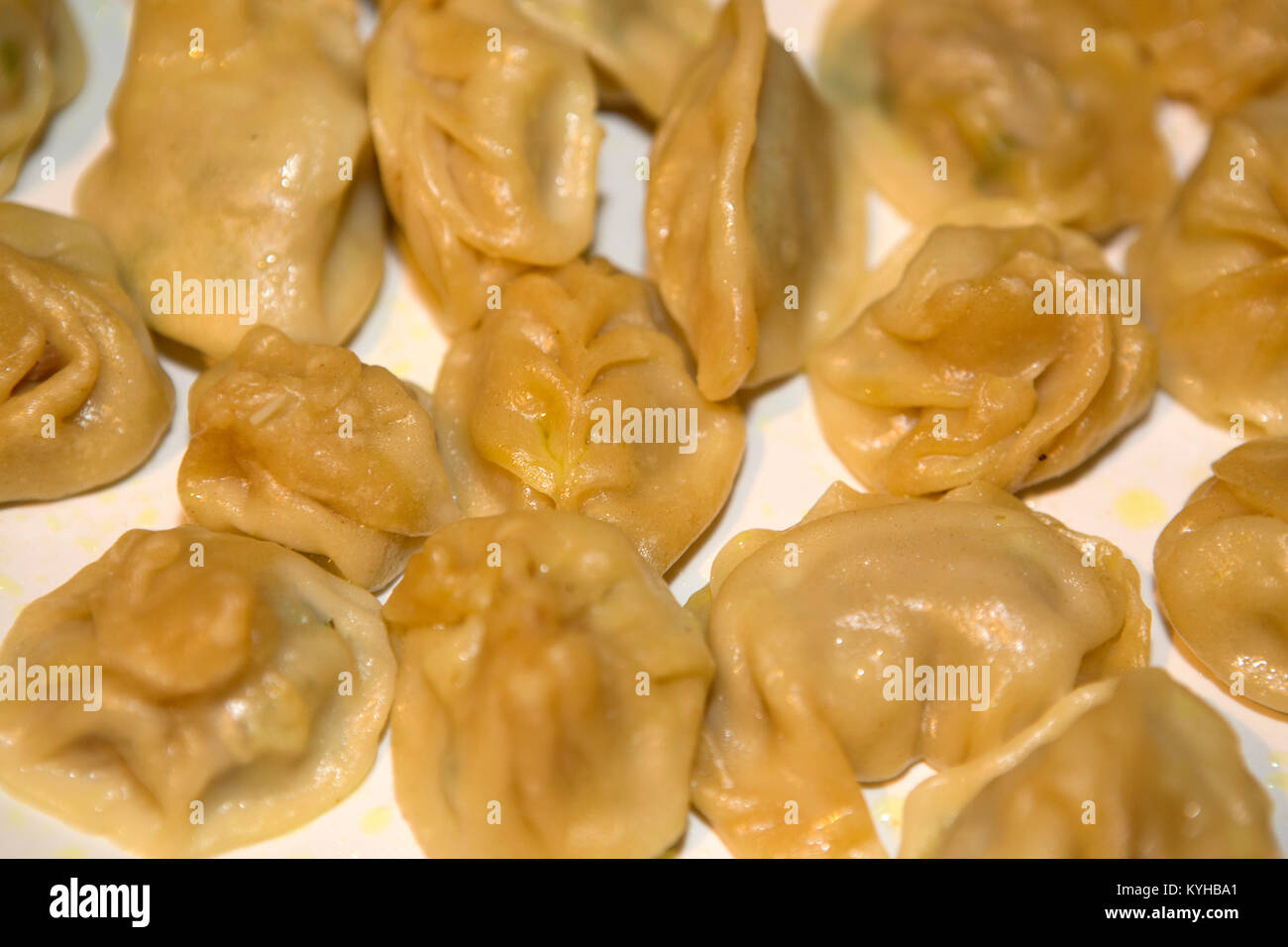 Momos al vapore, un tibetano piatto che è stato adottato come una prelibatezza Nepalese. Il momo è un tipo di gnocco riempito. Foto Stock