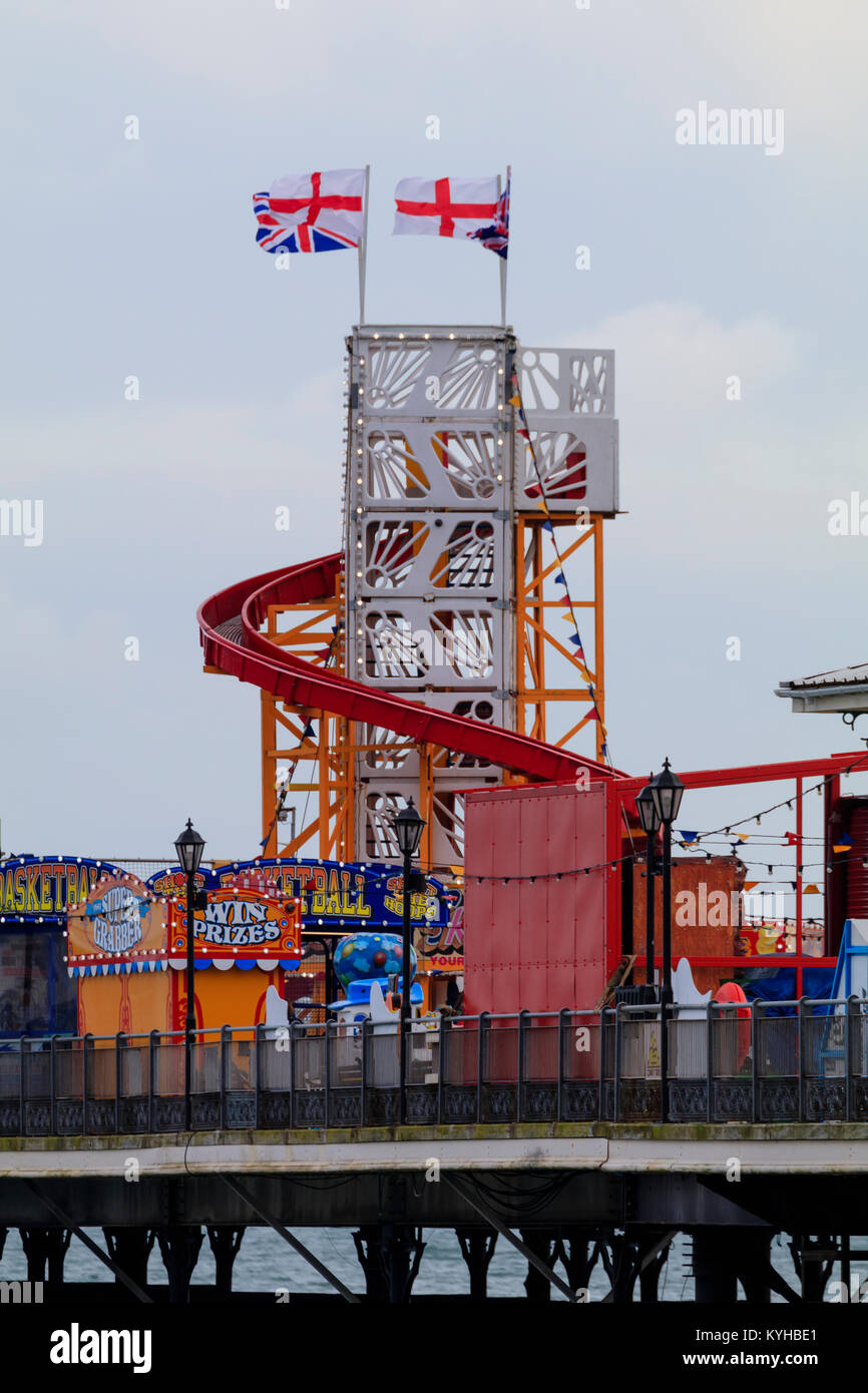 Helter Skelter e altri divertimenti alla fine del molo vittoriano a Paignton, South Devon, Regno Unito Foto Stock