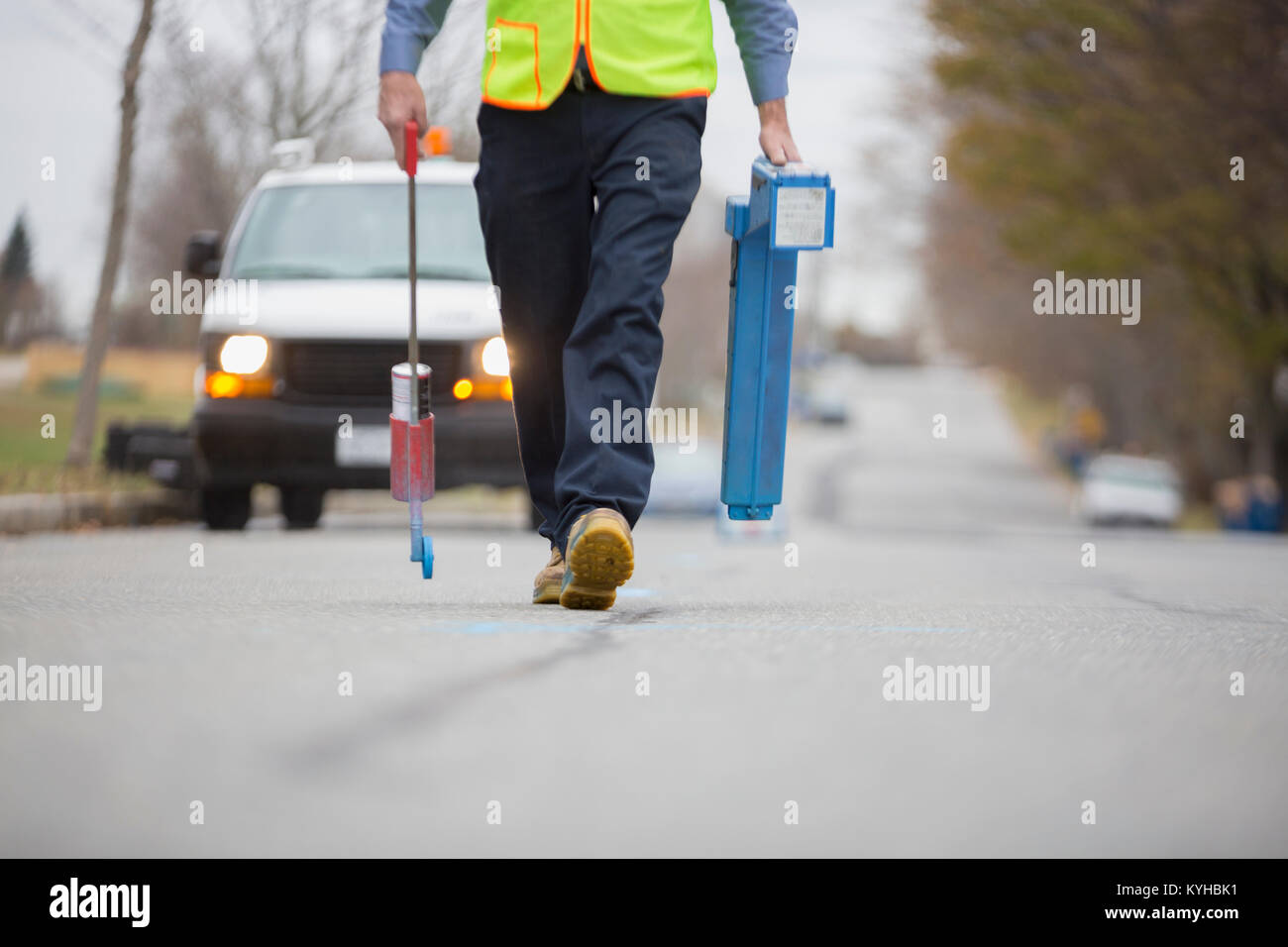 Acqua dipartimento tecnico di marcatura posizione sotterranea di tubazioni di acqua Foto Stock