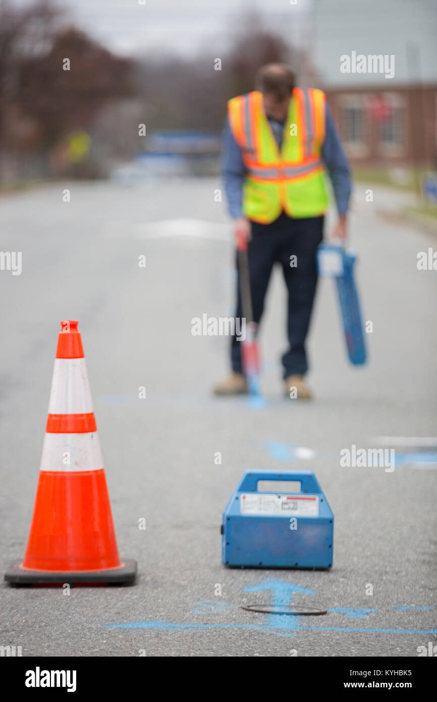 Acqua dipartimento tecnico di marcatura posizione sotterranea di tubazioni di acqua Foto Stock