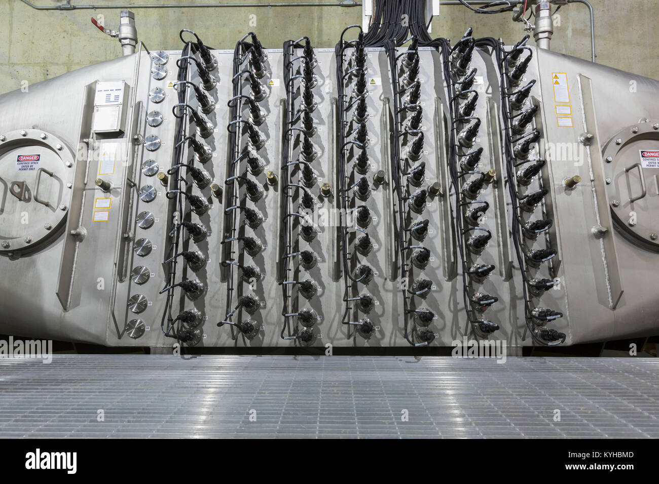 Impianto di trattamento delle acque reflue di ionizzazione ultravioletta sala di trattamento Foto Stock