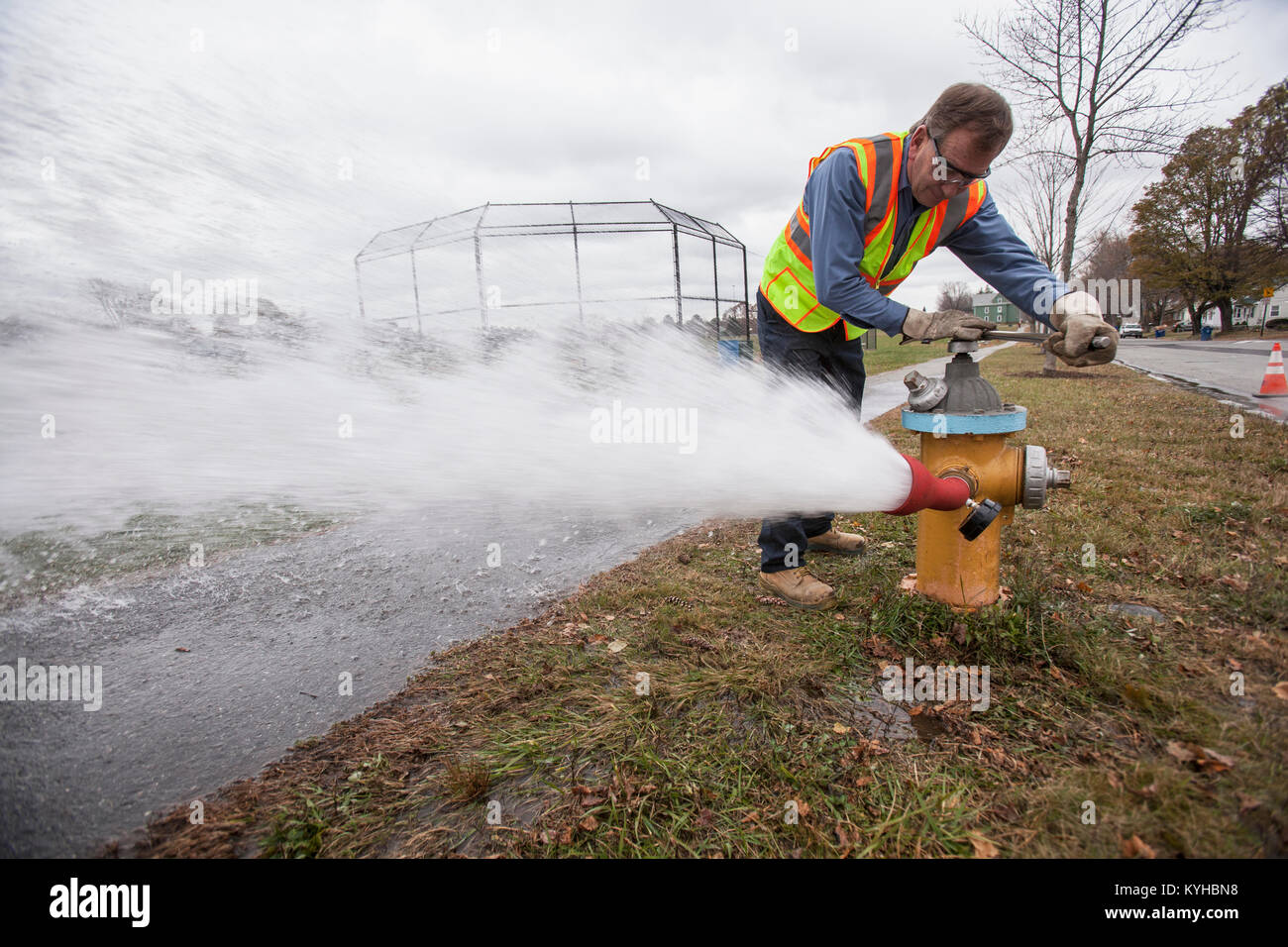 Acqua dipartimento tecnico apertura idrante di fuoco per lavare le tubazioni acqua Foto Stock