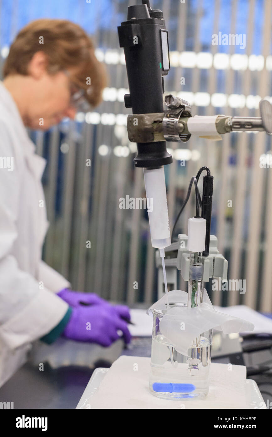 Tecnico di laboratorio la registrazione dei dati di prova del campione Foto Stock