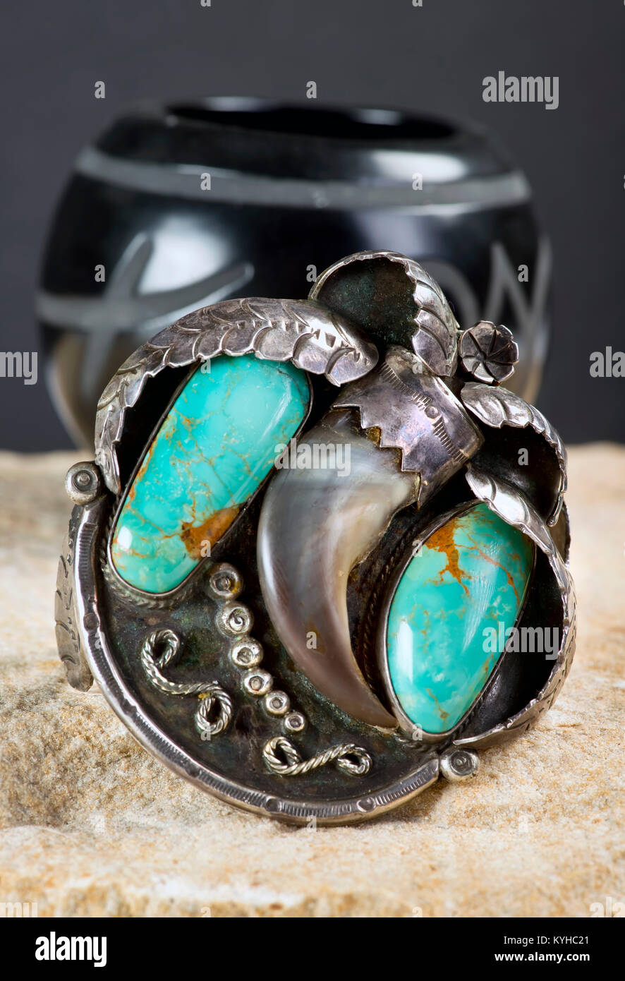 Navajo antichi argento e turchese bear claw bracciale. Foto Stock