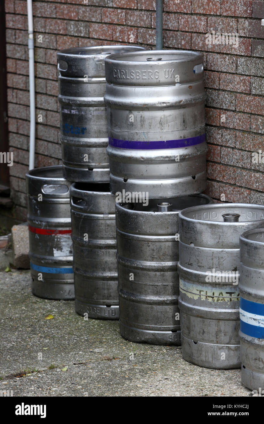 Barili di birra nella foto al di fuori di un edificio a Bognor Regis, West Sussex, Regno Unito. Foto Stock