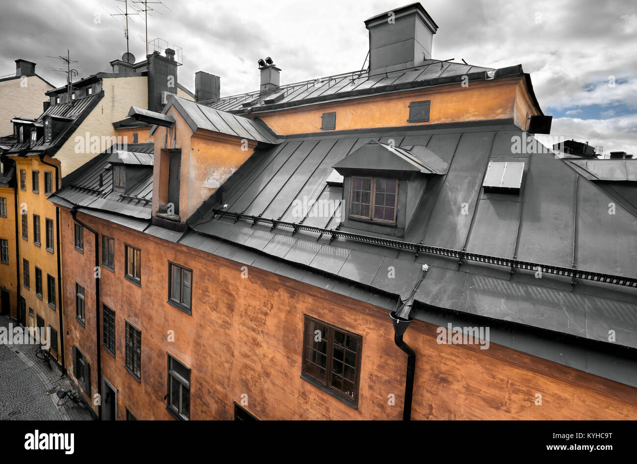 Stoccolma Svezia tetti visto contro un cielo tempestoso nella Città Vecchia, chiamato Gamla Stan. Foto Stock