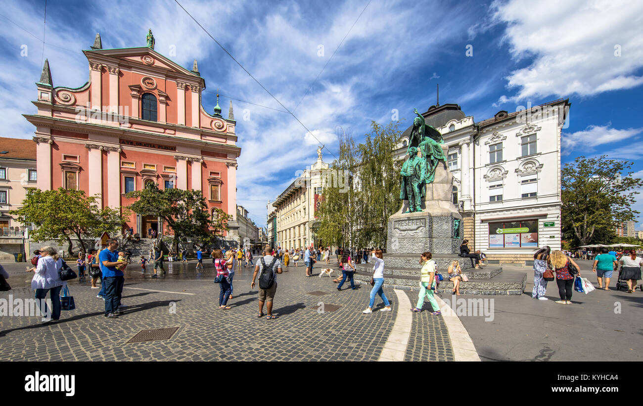 Lubiana, Slovenia, 11 AGOSTO 2017: piazza Tromostovje pomeriggio vista con i turisti, Lubiana, capitale della Slovenia Foto Stock