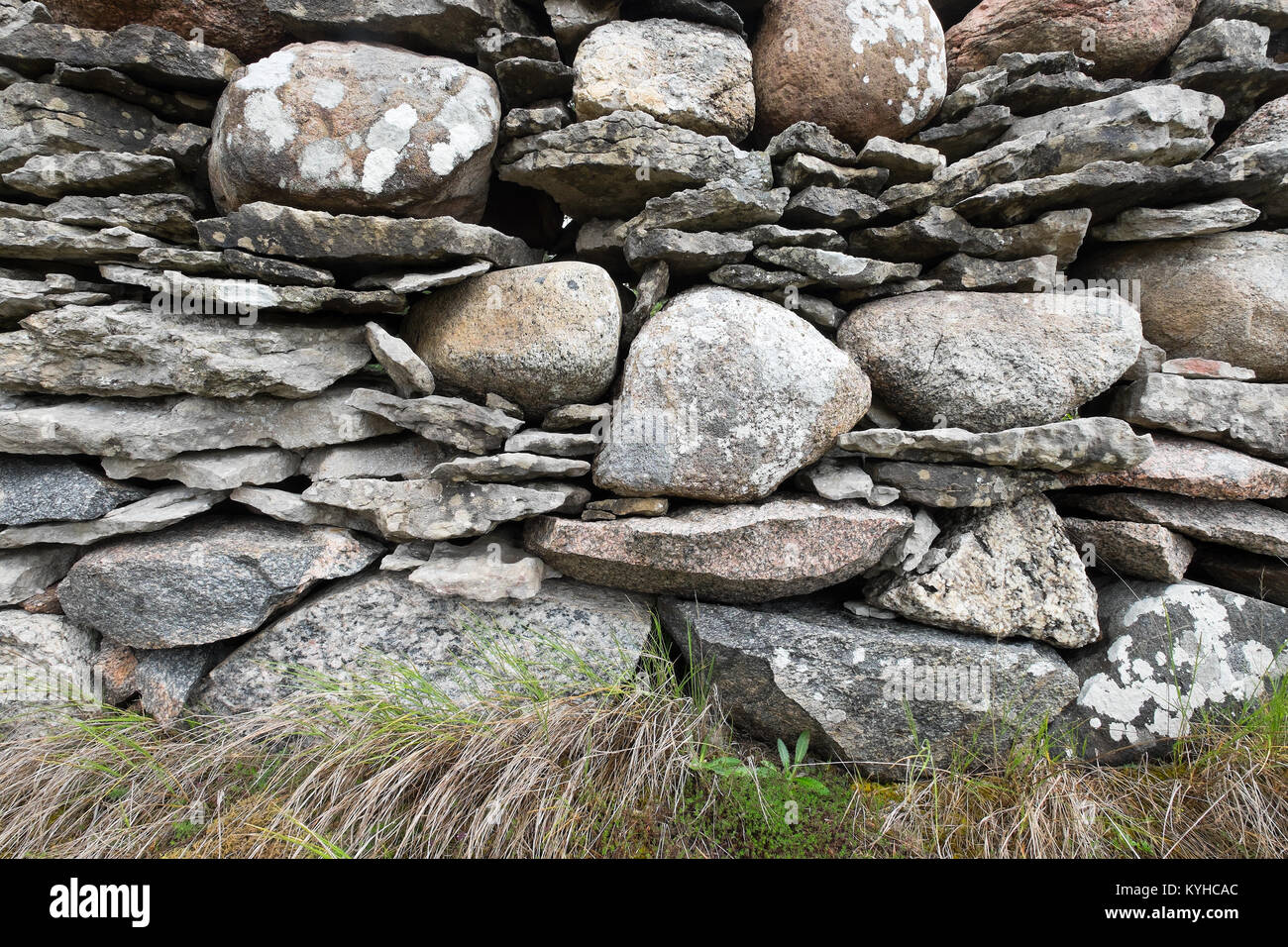 La Svezia antico muro di pietra costruito di massi e lastre. Close up dettaglio. Il pittoresco. Posizione: Faro isola nei pressi di Gotland nel Mar Baltico. Foto Stock