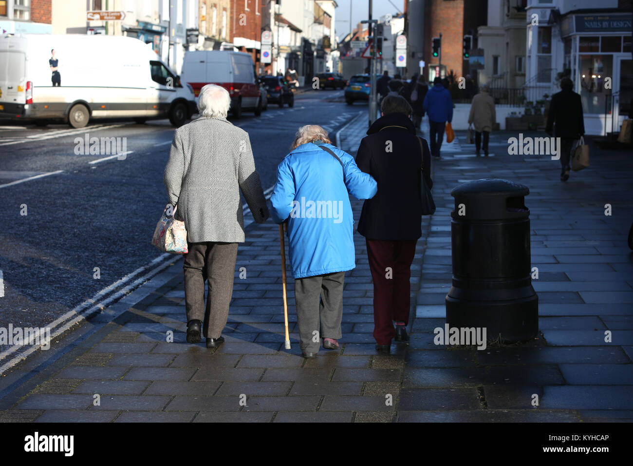 Tre donne anziane nella foto a piedi lungo la strada nel Sussex, Regno Unito. Foto Stock
