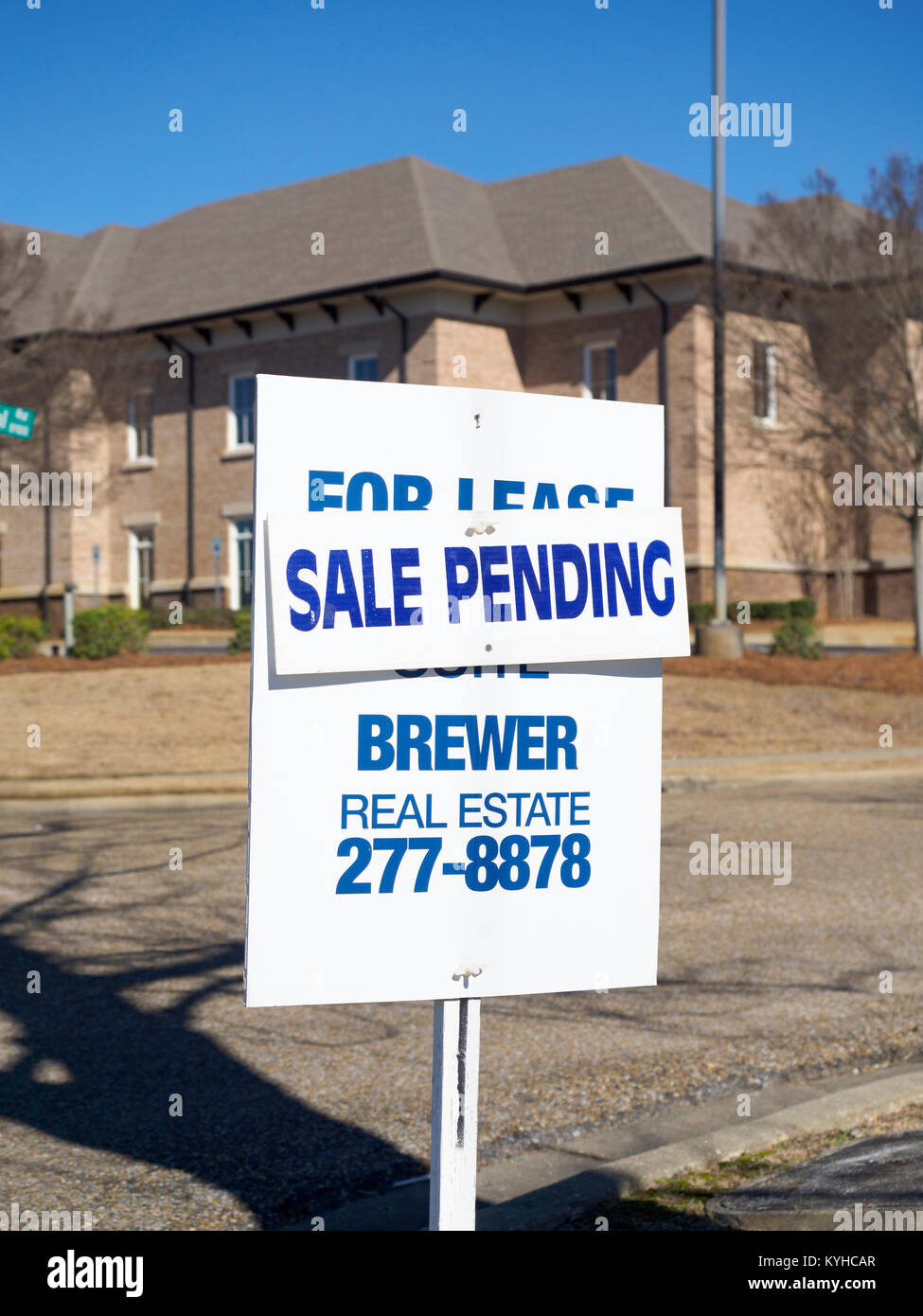 In attesa di vendita immobiliare di un cartello stradale che indica una crescita dell'economia e a migliorare il mercato immobiliare o la vendita di proprietà a Montgomery in Alabama, Stati Uniti d'America. Foto Stock
