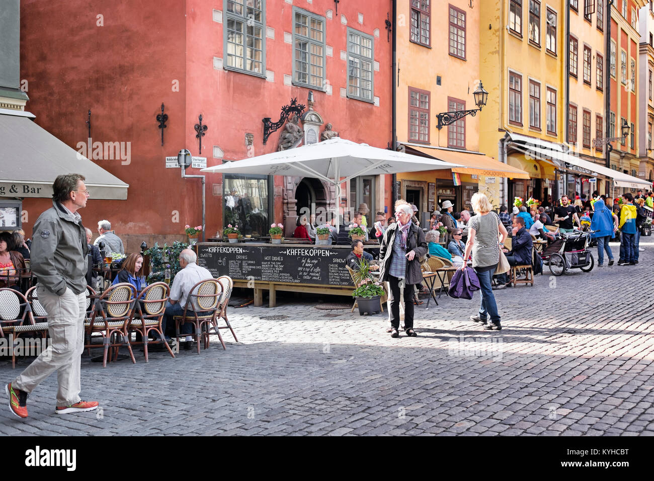 Stoccolma Svezia occupato caffetterie nel pittoresco quartiere storico di Gamla Stan, o città vecchia.La zona è una popolare destinazione turistica Foto Stock