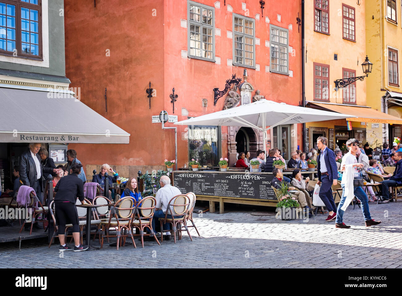 Stoccolma occupato caffetterie nel pittoresco quartiere storico di Gamla Stan, o Città Vecchia. La zona è una popolare destinazione per i visitatori Foto Stock