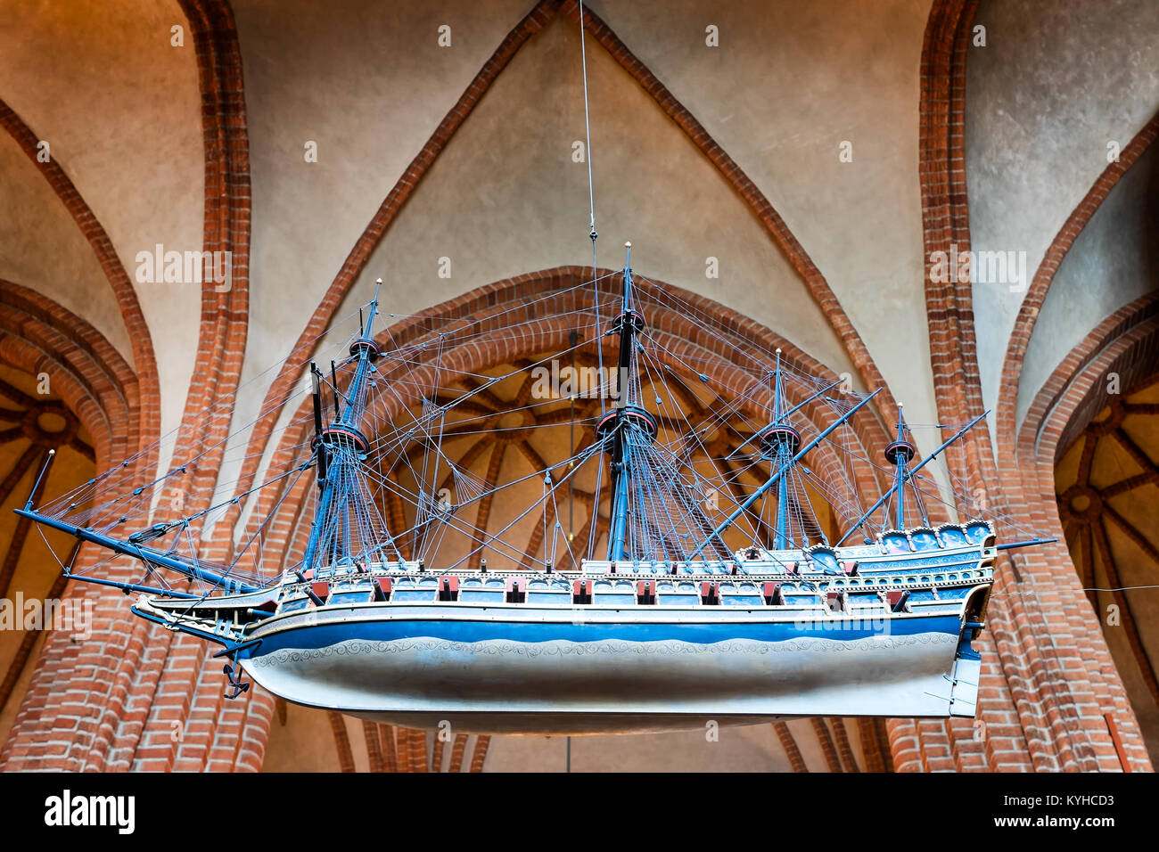 Stoccolma Cattedrale Storkyrkan nave votiva appesa sospesi dal soffitto alto, una tradizione nelle Chiese scandinave. Close up dettaglio. Guardando verso l'alto. Foto Stock