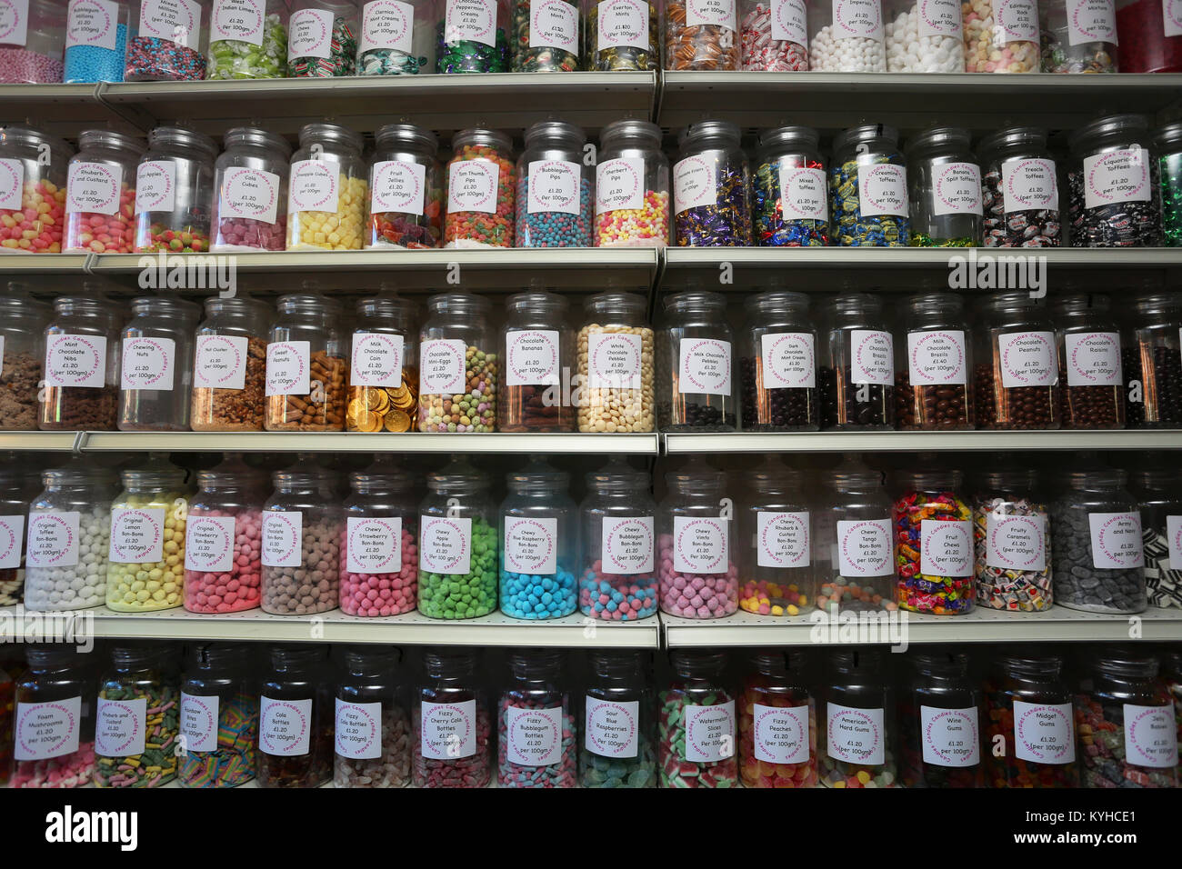 Viste generali di gustosi dolci in un tradizionale negozio di dolciumi nel borgo marinaro di Oriente Wittering, West Sussex, Regno Unito. Foto Stock