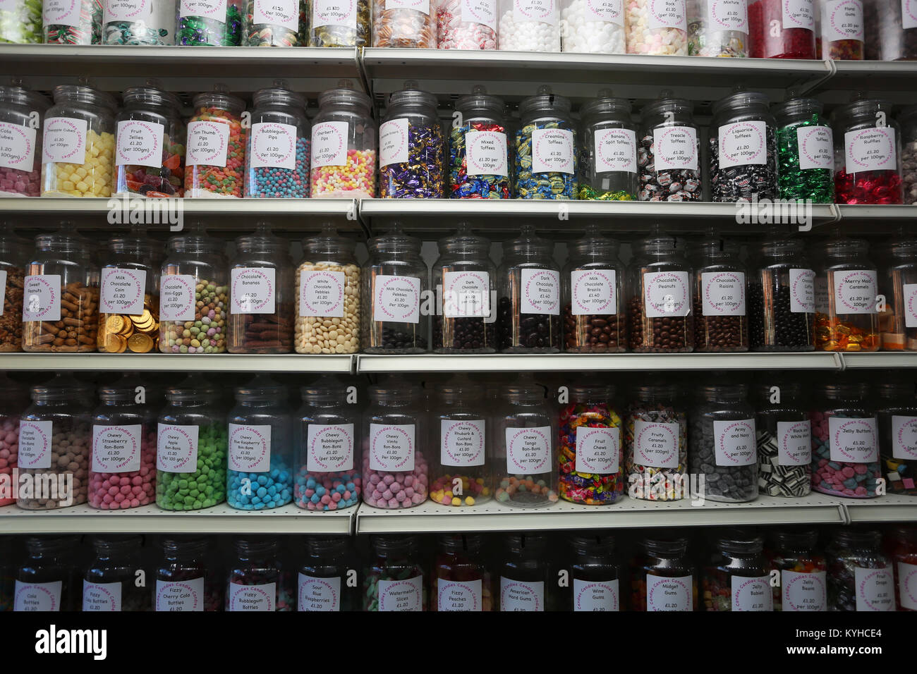 Viste generali di gustosi dolci in un tradizionale negozio di dolciumi nel borgo marinaro di Oriente Wittering, West Sussex, Regno Unito. Foto Stock