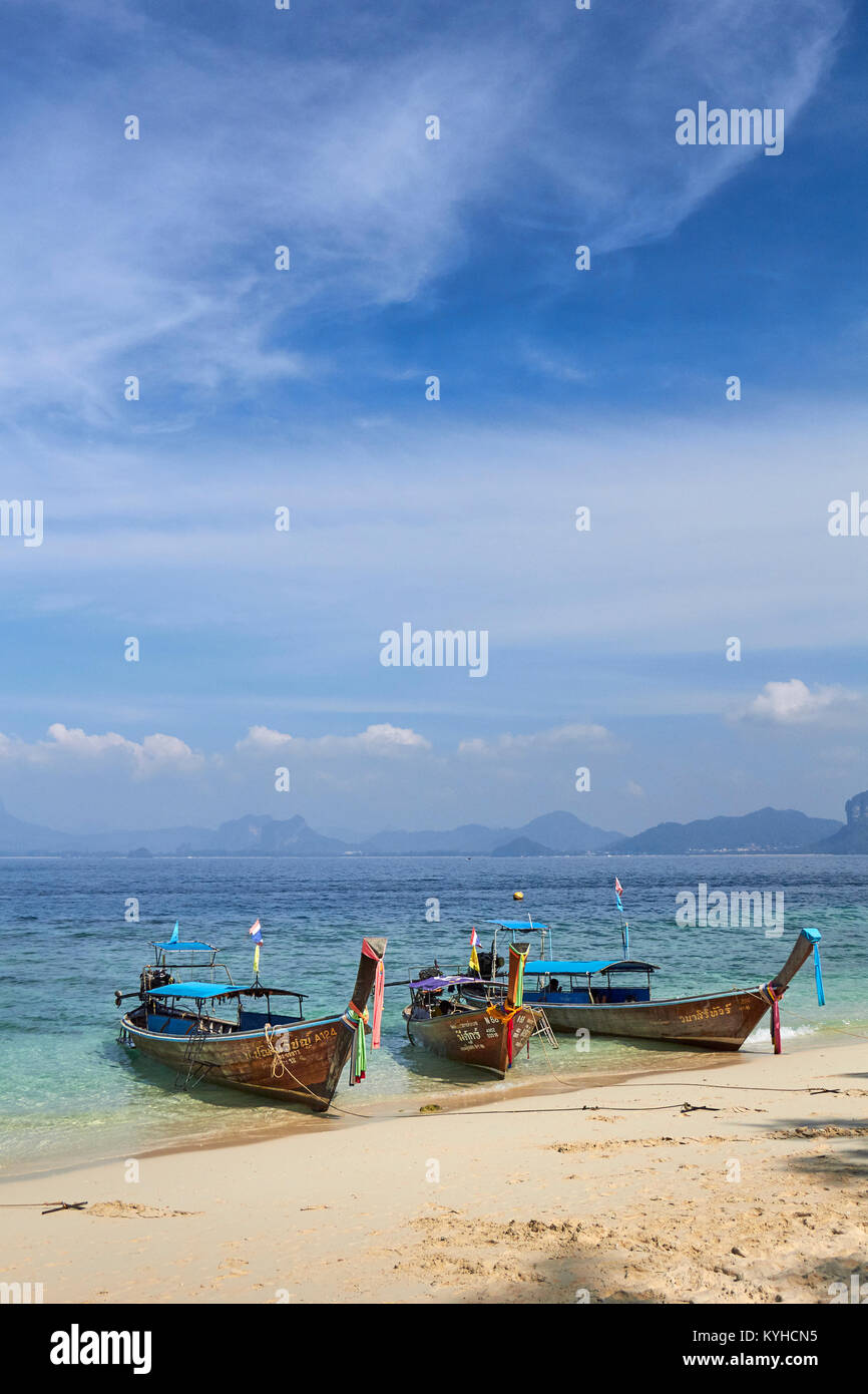 Longtail imbarcazioni al Poda Island, Railay, Krabi Provence, Thailandia sulla riva del mare Adaman Foto Stock