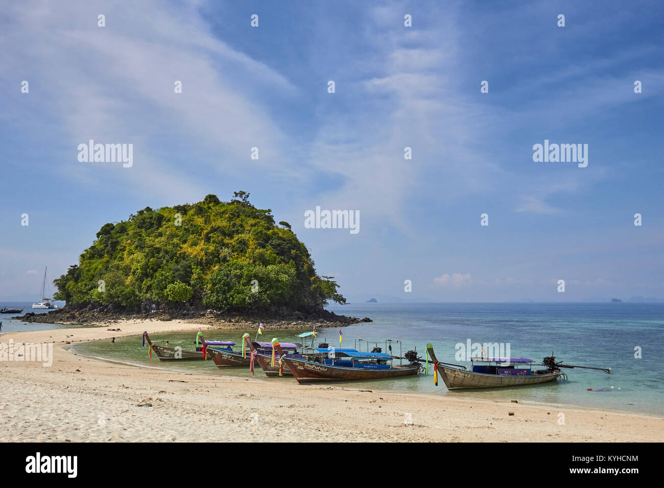 Longtail imbarcazioni al Poda Island, Railay, Krabi Provence, Thailandia sulla riva del mare Adaman Foto Stock