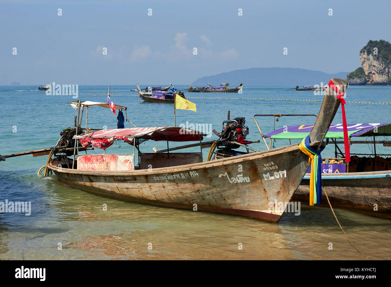 Longtail imbarcazioni al Railay Beach, Krabi Provence, Thailandia sulla riva del mare Adaman Foto Stock