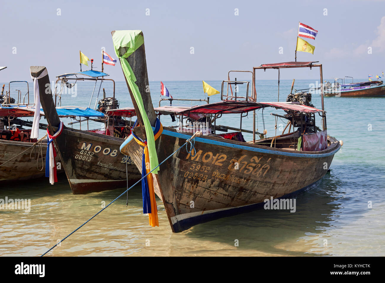 Longtail imbarcazioni al Railay Beach, Krabi Provence, Thailandia sulla riva del mare Adaman Foto Stock