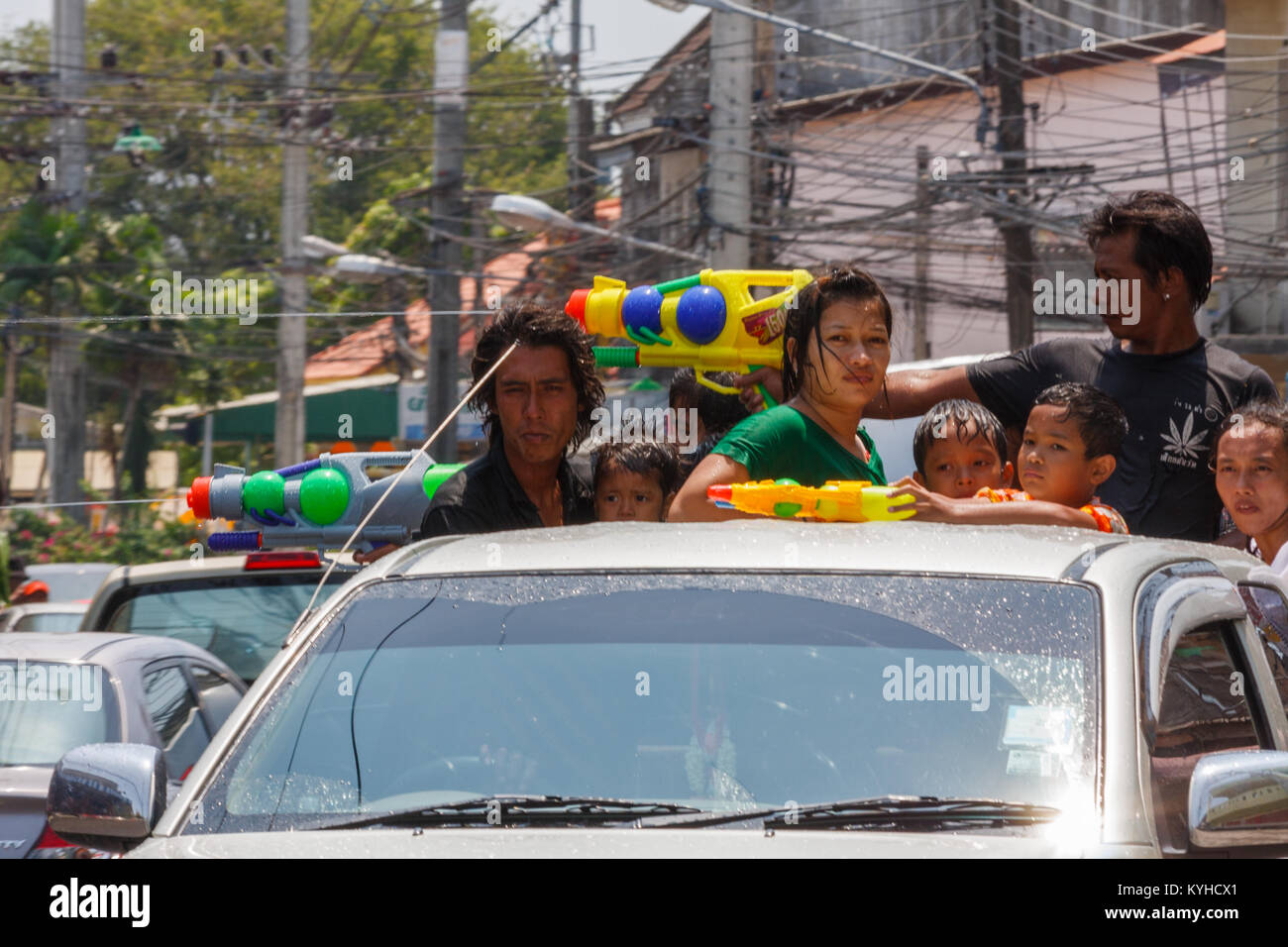 Thais celebra il Songkran festival dell'acqua, Phuket, Tailandia Foto Stock