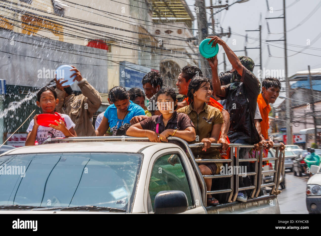 Thais celebra il Songkran festival dell'acqua, Phuket, Tailandia Foto Stock