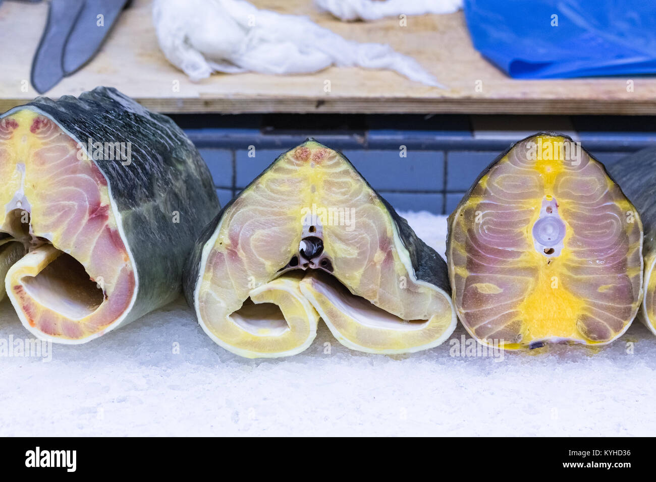 Pinna lungo le fette di tonno su ghiaccio al mercato del pesce Foto Stock