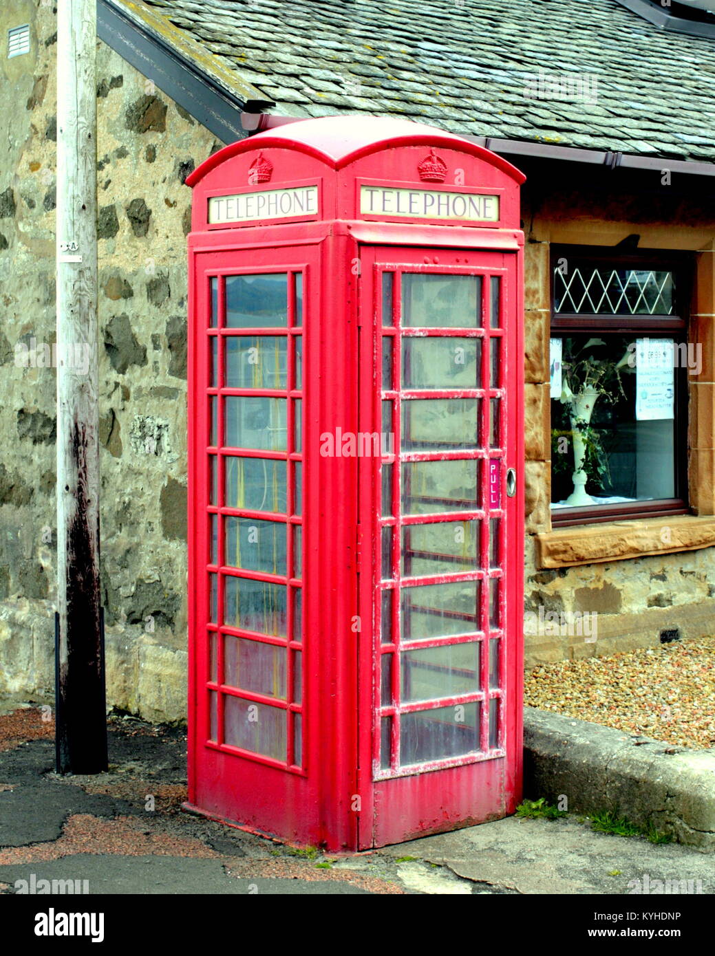 Ghisa post office telefono rosso scatola in villaggio Rothesay, Regno Unito Foto Stock