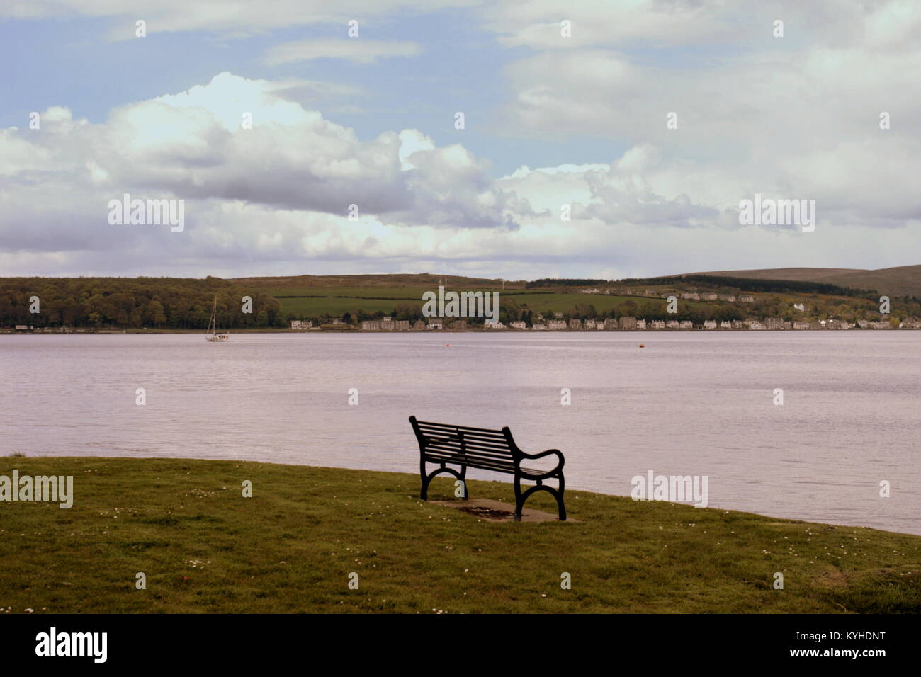 Turismo grigio libero coperto miserabile tipica estate scozzese vuoto sedile unico vista da Rothesay, il Regno Unito e la penisola di argyle Foto Stock