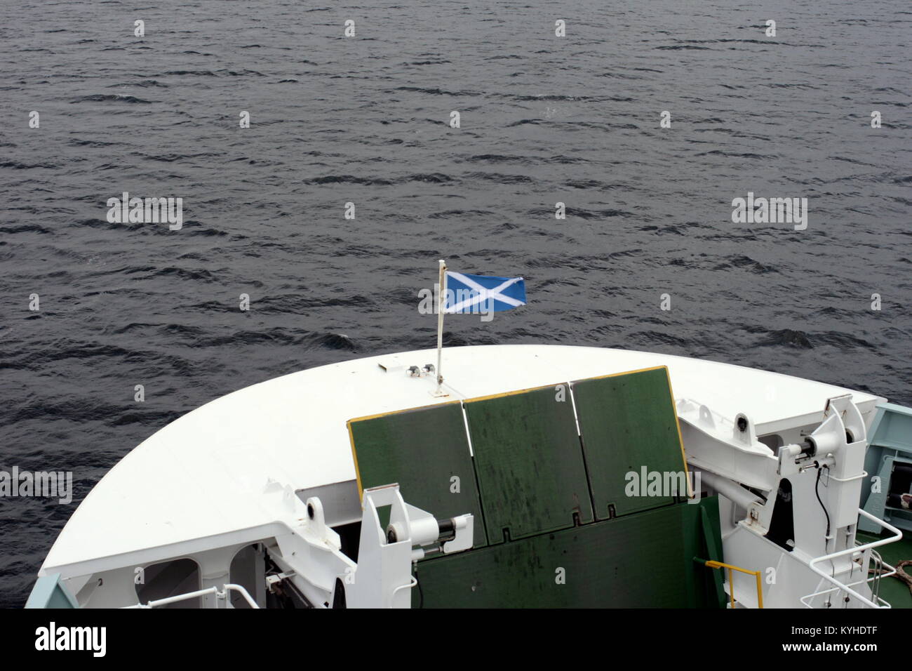 Centina anteriore di Gourock Caledonian MacBrayne ferry Argyle con la satira scozzese bandiera sbattimenti nel vento Rothesay, Regno Unito Foto Stock