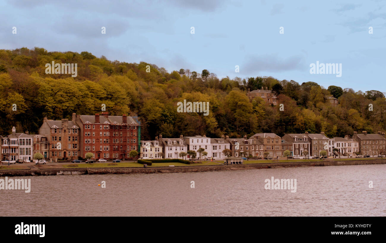 Panoramica sul mare case anteriore mount Stuart road Rothesay,Isle of Bute vista dal mare traghetto dell'isola Regno Unito Foto Stock