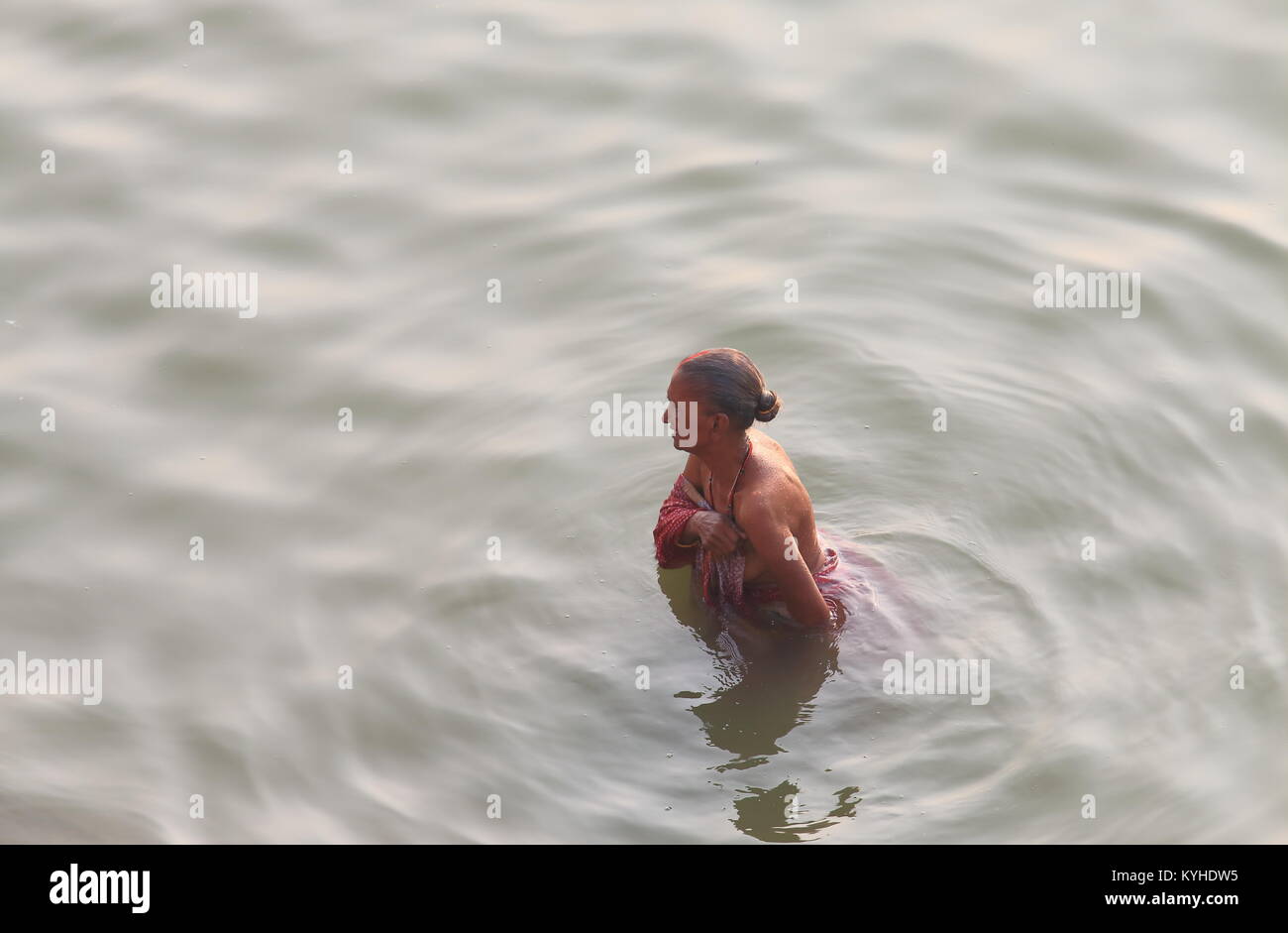Donna indiana balneazioni in fiume Gange Varanasi India. Foto Stock