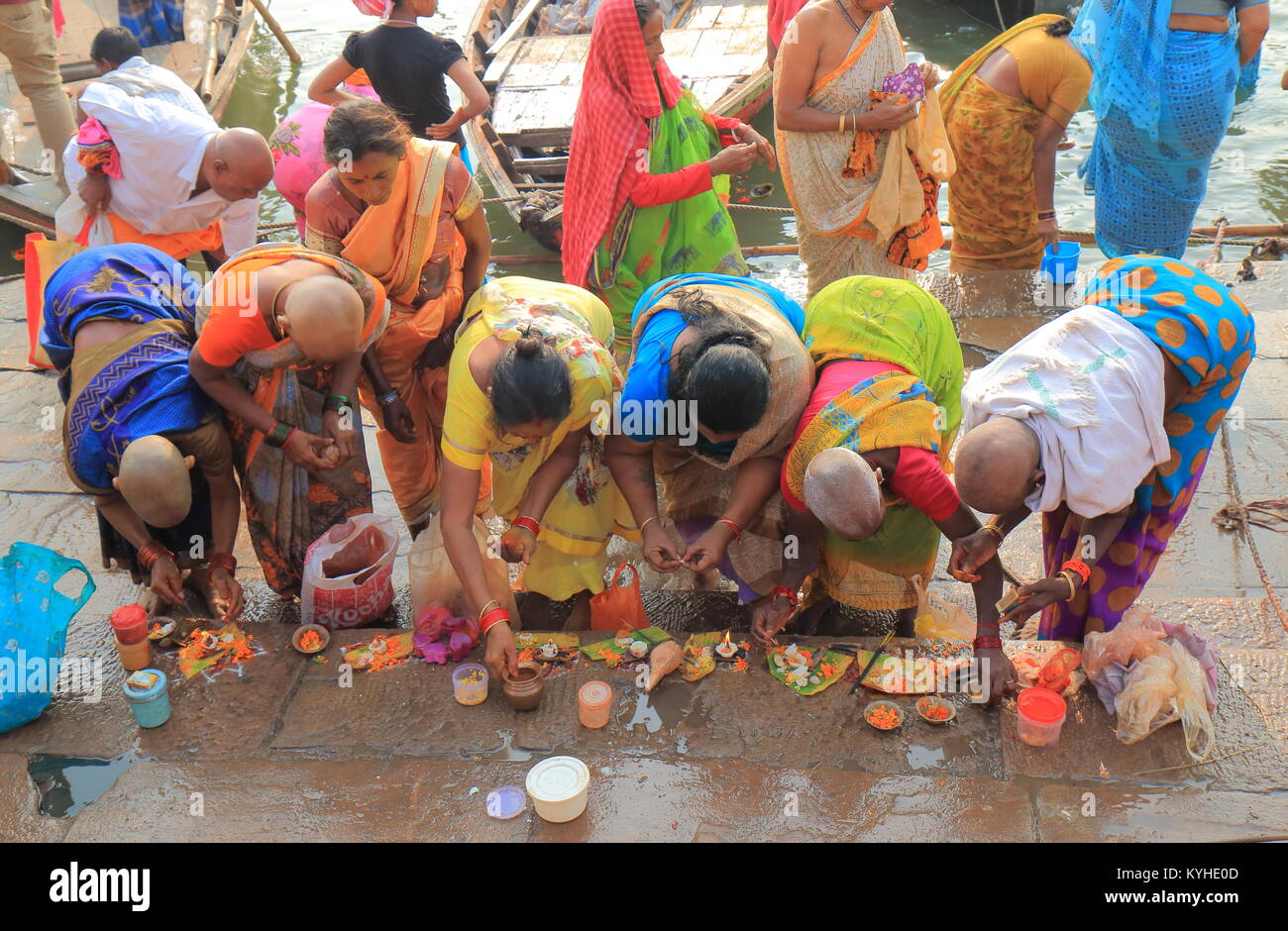 Persone che pregano nel fiume Gange ghat di Varanasi India. Foto Stock