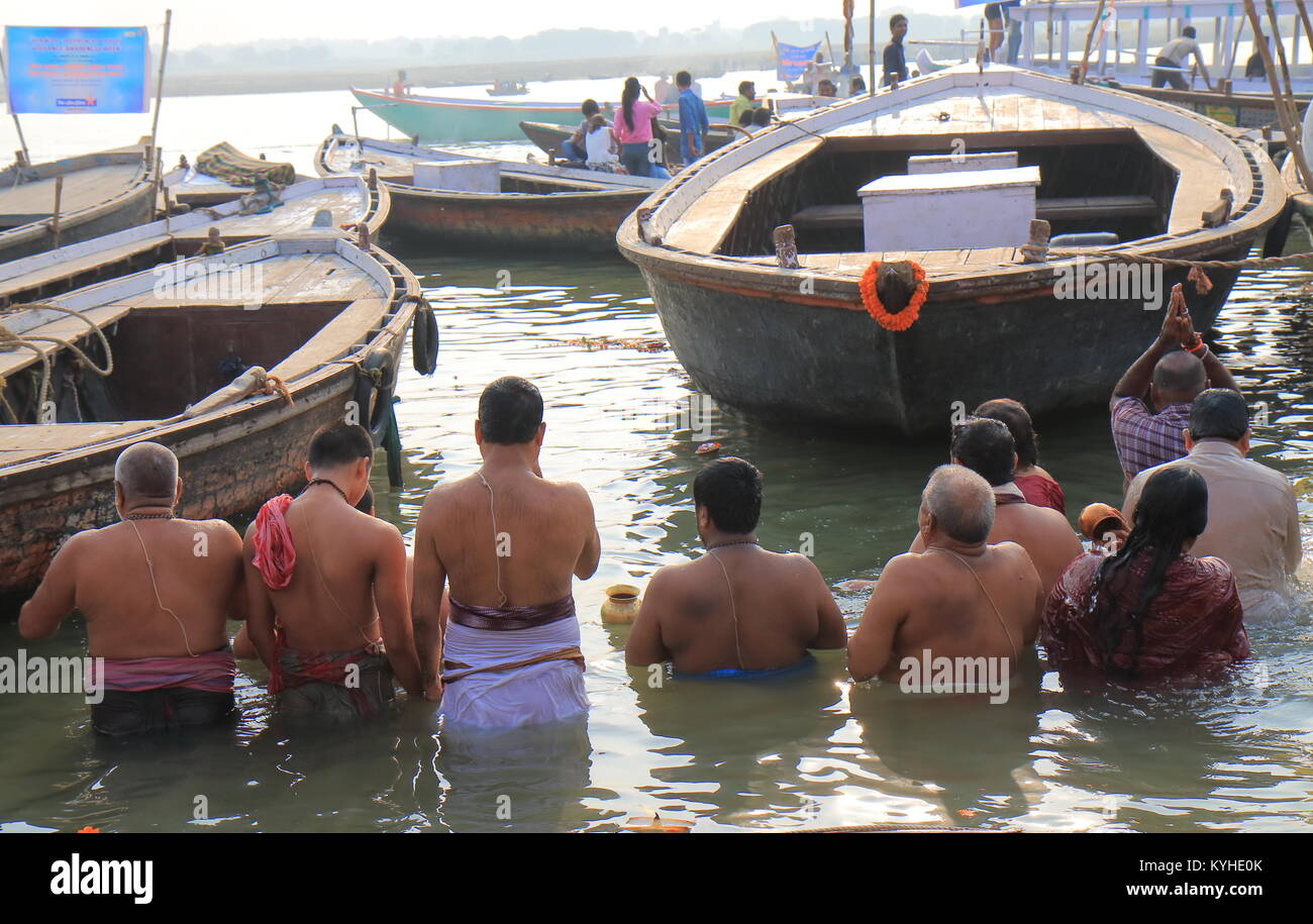 Persone che pregano nel fiume Gange ghat di Varanasi India. Foto Stock
