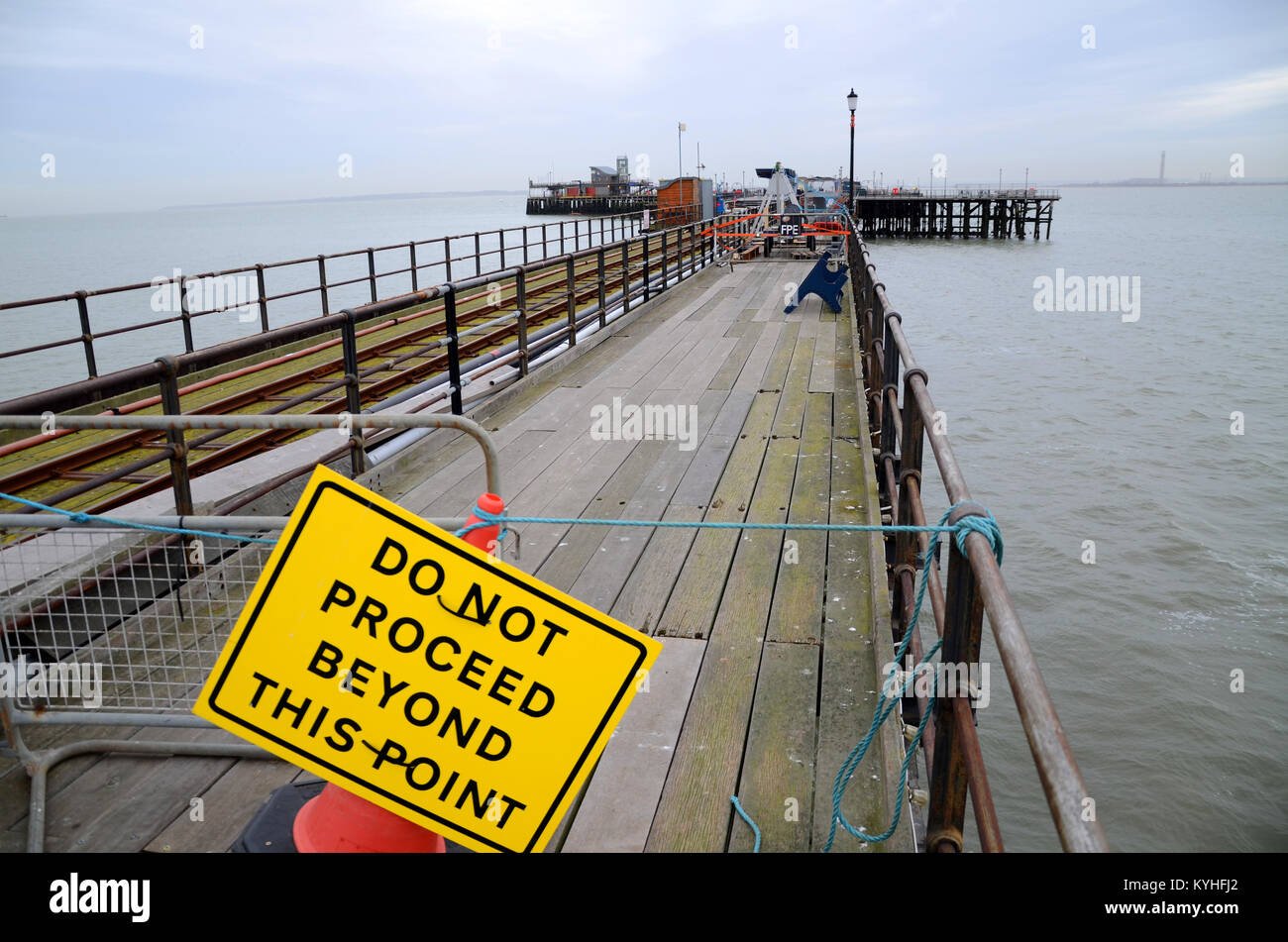 Lavori di riparazione in corso sul molo di Southend dopo che è stato colpito da una chiatta in cattive condizioni atmosferiche. Non procedere oltre questo segno di punto. Passerella chiusa per riparazioni Foto Stock