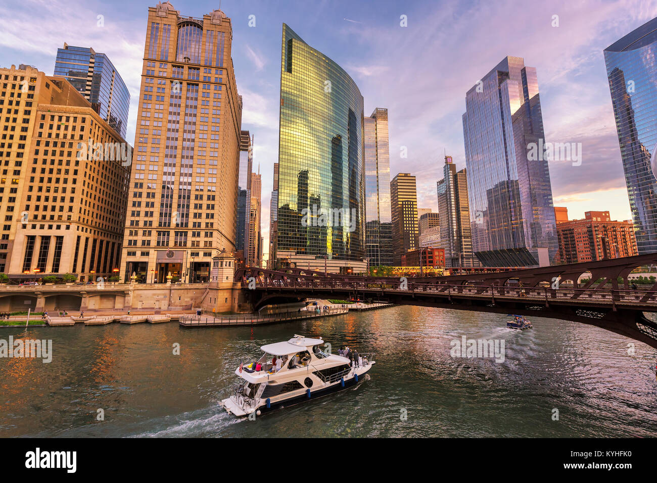 Chicago Downtown skyline e motoscafo sul fiume di Chicago al tramonto, Chicago, Illinois. Foto Stock