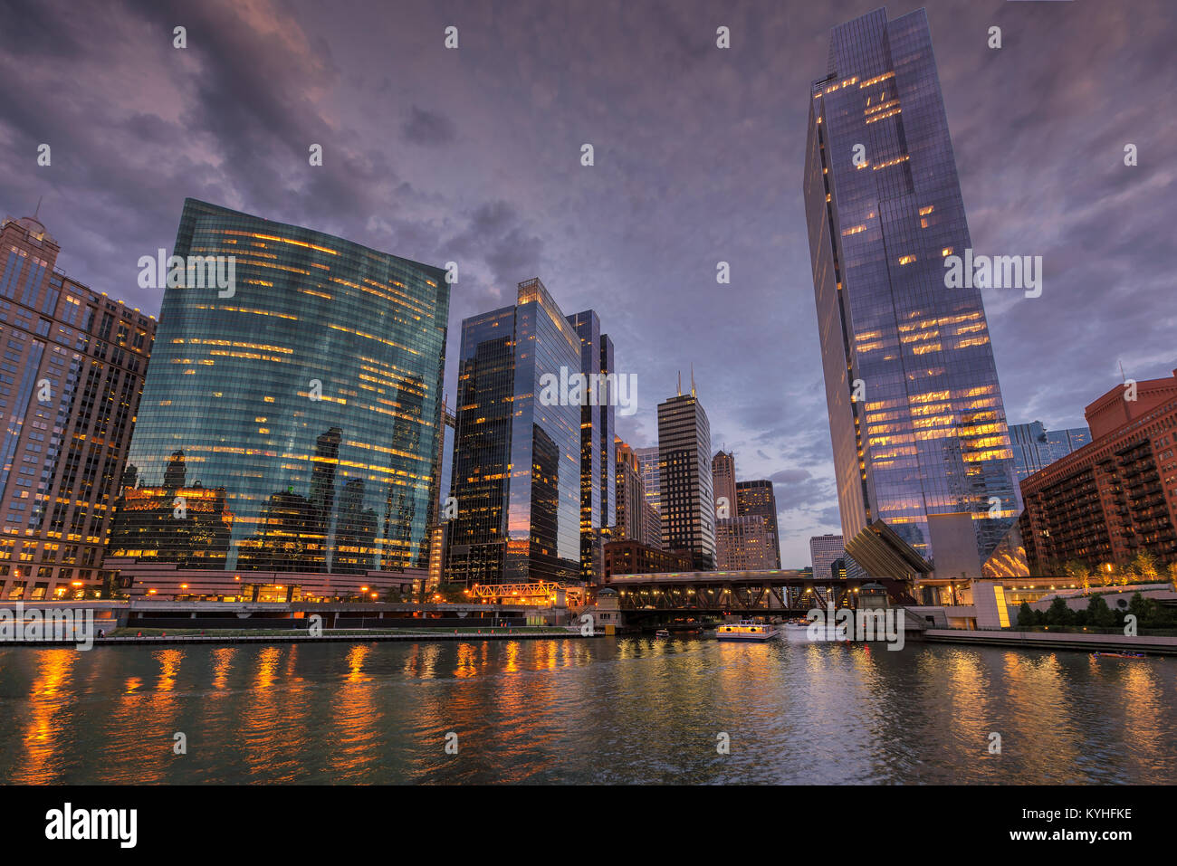Chicago skyline della città e del fiume Chicago al crepuscolo, Chicago, Illinois. Foto Stock