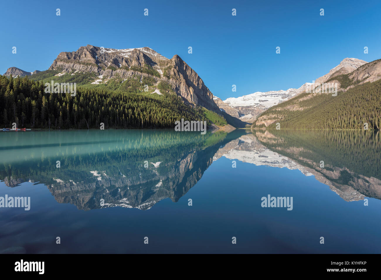 Sunrise presso il Lago Louise in Canadian Rockies, il Parco Nazionale di Banff, Canada. Foto Stock