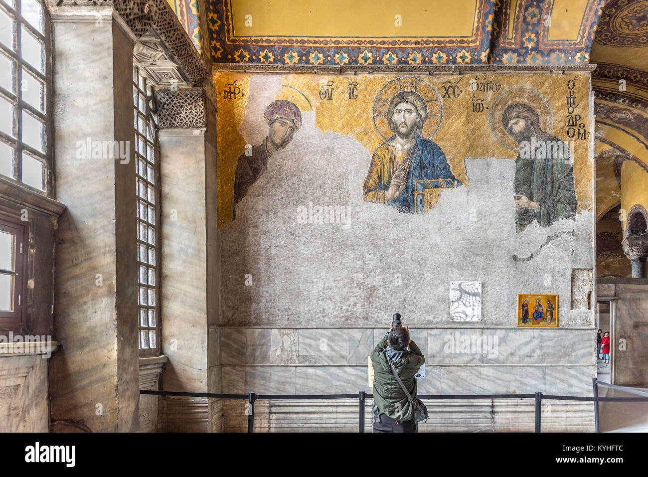 L'uomo prendendo foto di Gesù Cristo Pantocratore,dettaglio da deesis mosaico bizantino in Hagia Sophia,greci cristiani ortodossi basilica patriarcale,chiesa. Foto Stock