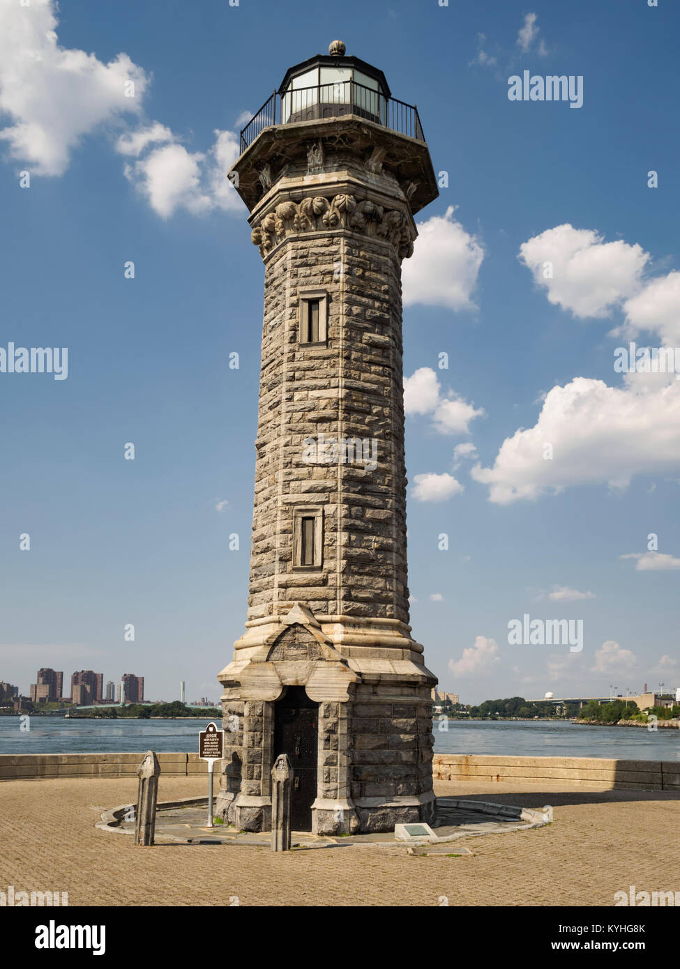 Roosevelt Island Lighthouse, New York, NY. Progettato da James Renwick, Jr., stile gotico pietra Light house completata nel 1873 è sull'East River.. Foto Stock